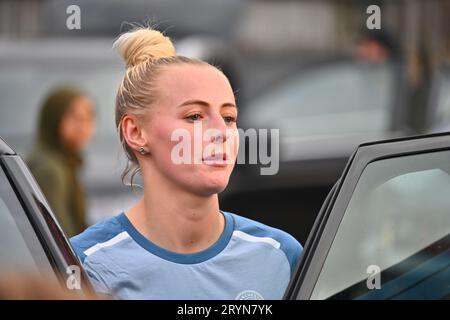 LONDRES, ANGLETERRE - OCTOBRE 01 : l'attaquant Chloe Kelly quitte le stade de construction de Chigwell après avoir manqué Penalty contre WHU Women. Banque D'Images