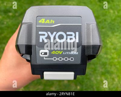 Calgary, Alberta, Canada. 25 mai 2023. Vue avant d'une batterie rechargeable Ryobi 40V 4,0 Ah Lithium-Ion. Banque D'Images