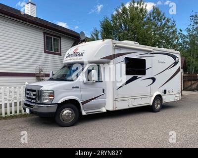 Calgary, Alberta, Canada. 25 mai 2023. Un camping-car remorque garé à l'extérieur d'une maison au printemps. Banque D'Images