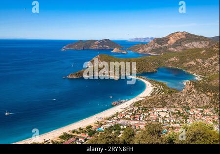 Vue panoramique sur la plage d'Oludeniz et le lagon bleu, Fethiye, Turquie. Banque D'Images