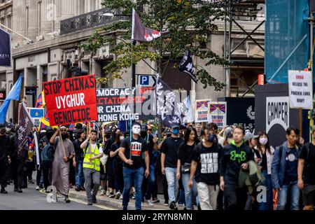 Londres, Royaume-Uni. 01 octobre 2023. Des manifestants sont vus brandissant des pancartes alors qu'ils marchaient dans le centre de Londres pendant le rassemblement commun. Les Hongkongais, les Mongols du Sud, les Tibétains et les communautés ouïghours ont organisé chaque année un rassemblement et une marche conjoints à l'occasion de la Journée nationale de la République populaire de Chine pour protester contre la violation des droits de l'homme par le gouvernement du Parti communiste chinois. Le rassemblement a appelé le public au Royaume-Uni à défendre les droits humains en Chine. Crédit : SOPA Images Limited/Alamy Live News Banque D'Images