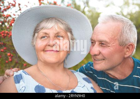 Authentique photo en plein air d'un couple vieillissant s'amusant dans le jardin et béni avec amour. Banque D'Images