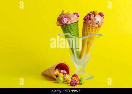 Crème glacée au caramel salé et pop-corn. Banque D'Images