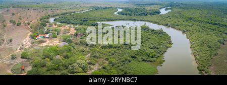 Vue sur la surface du paysage typique du Pantanal, serpentant la rivière tropicale à travers la forêt tropicale humide et deforeste Banque D'Images