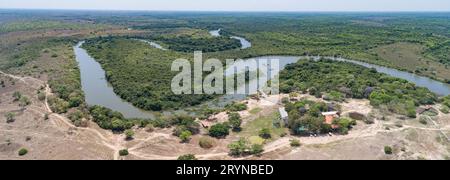 Vue panoramique sur le paysage typique du Pantanal, la rivière tropicale sinueuse à travers la forêt tropicale et Banque D'Images