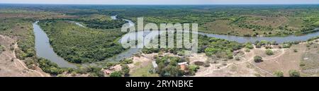 Vue panoramique sur le paysage typique du Pantanal, la rivière tropicale sinueuse à travers la forêt tropicale et Banque D'Images