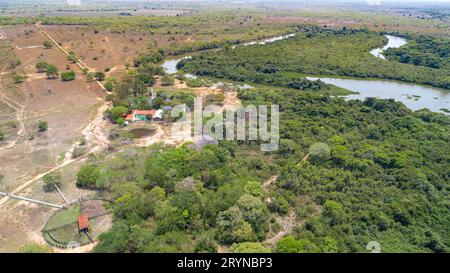 Vue sur la surface du paysage typique du Pantanal, serpentant la rivière tropicale à travers la forêt tropicale humide et deforeste Banque D'Images