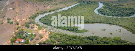 Vue panoramique sur le paysage typique du Pantanal, la rivière tropicale sinueuse à travers la forêt tropicale et Banque D'Images