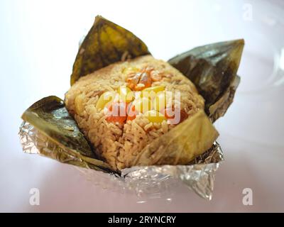 NOURRITURE THAÏLANDAISE, riz gluant cuit à la vapeur avec enveloppé dans Lotus Leaf Banque D'Images