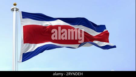 Vue rapprochée du drapeau civil national du Costa Rica qui agite dans le vent Banque D'Images