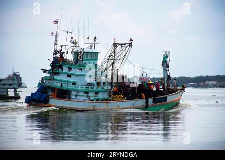 Thai pêcheur travailleurs gens naviguant bateau de pêche de pêche bateau aller à la mer pour attraper le poisson et la vie marine de poisson animal dans le front de mer de l'océan Tha Chin rivière à Banque D'Images