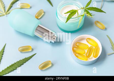 Concept de médecine alternative à base de plantes, cosmétiques huile de CBD. Produit cosmétique de soin de la peau à base de feuilles de cannabis Crème hydratante, sérum, casquettes Banque D'Images
