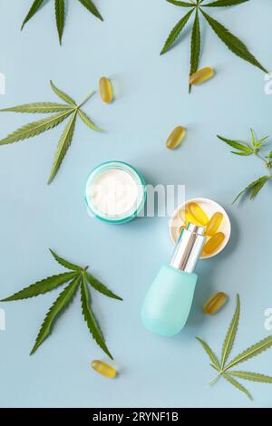 Concept de médecine alternative à base de plantes, cosmétiques huile de CBD. Produit cosmétique de soin de la peau à base de feuilles de cannabis Crème hydratante, sérum, casquettes Banque D'Images