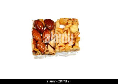 Fond de noisettes et d'amandes grillées sur le dessus de l'arabe doux délicieux Noga, desserts culturels égyptiens de la célébration de naissance du prophète Muhammad (m Banque D'Images