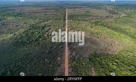 Vue aérienne de Transpantaneira route de terre traversant tout droit les terres humides du nord du Pantanal, Mato Grosso, Banque D'Images
