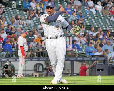 Milwaukee, WI USA ; contre le lanceur de secours des Washington Nationals Thyago Viera (54) montre de l'émotion après une sortie lors d'un match de MLB contre The Washing Banque D'Images