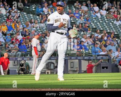 Milwaukee, WI USA ; contre le lanceur de secours des Washington Nationals Thyago Viera (54) montre de l'émotion après une sortie lors d'un match de MLB contre The Washing Banque D'Images