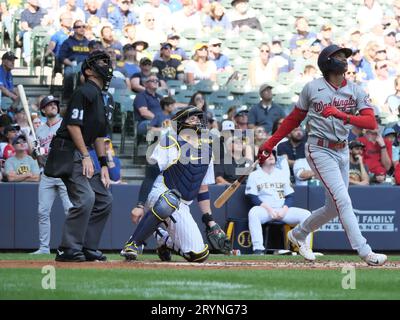 Milwaukee, WI États-Unis ; l'arrêt court des nationaux de Washington, CJ Abrams (5), frappe un ballon profond lors d'un match de MLB contre les Brewers de Milwaukee, dimanche, septembre Banque D'Images