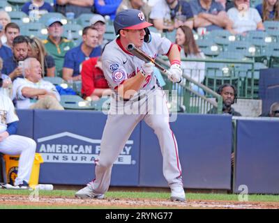 Milwaukee, WI États-Unis ; l'outfielder des Washington Nationals Jacob Young (30 ans) se prépare au Bunt lors d'un match de MLB contre les Brewers de Milwaukee dimanche, Septem Banque D'Images