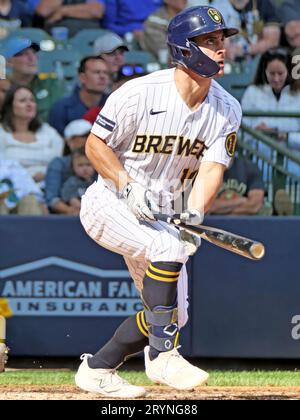 Milwaukee, WI États-Unis ; Milwaukee Brewers outfielder Sal Frelick (10) frappe une balle sur le terrain lors d'un match de MLB contre les Nationals de Washington sur su Banque D'Images