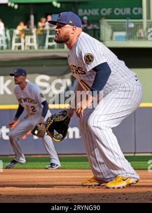 Milwaukee, WI USA ; le premier joueur de base des Brewers Rowdy Tellez (11) se prépare pour le jeu lors d'un match de MLB contre les Nationals de Washington sur Sunda Banque D'Images