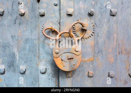 Ancien cadenas rouillé sur fond en bois Banque D'Images