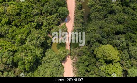 Vue aérienne rapprochée d'une partie du chemin de terre Transspantaneira avec pont et végétation dense, Pantanal Banque D'Images