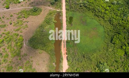 Vue aérienne rapprochée d'une partie du chemin de terre de Transpantaneira avec forêt, prairies et lagunes, Pantanal Banque D'Images