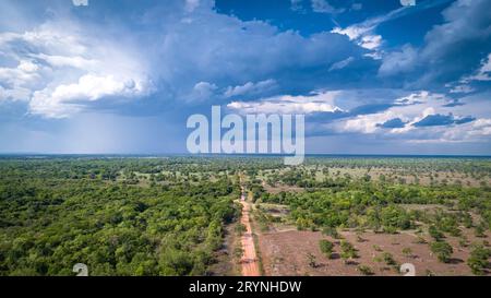 Vue aérienne de Transpantaneira route de terre avec ciel dramatique et pluie traversant le paysage typique i Banque D'Images