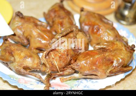 Pigeons rôtis et frits farcis au riz blanc ou mahshi Hamam, bouillis jusqu'à cuisson puis rôtis, frits dans l'huile chaude ou grillés, pigeons farcis est un Banque D'Images