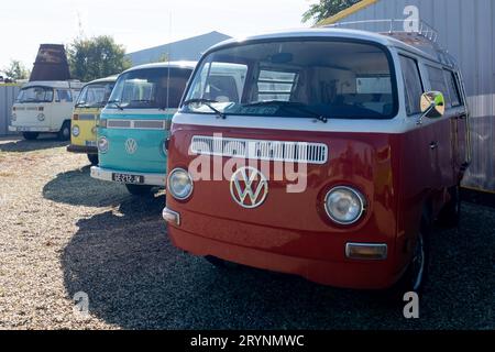 Bordeaux , France - 09 28 2023 : Volkswagen transporter microbus combi vitres VW bus split véhicule de collection Banque D'Images