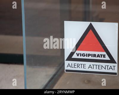 Bordeaux , France - 09 25 2023 : vigipirate alerte attentat logo français texte et signe rouge sur les fenêtres façade entrée signifie prévention et recherché Banque D'Images