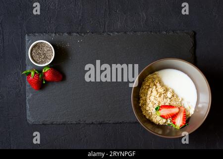 Ingrédients sains pour le petit déjeuner : flocons d'avoine, miel, fraise Banque D'Images