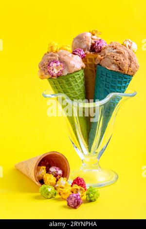 Glace artisanale au caramel salé et pop-corn. Banque D'Images