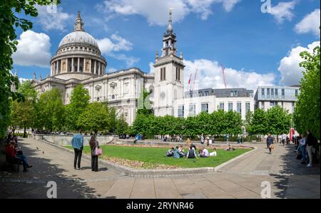 Londres, Royaume-Uni - 10 mai 2023 : Cathédrale St Paul à Londres. ROYAUME-UNI. Les gens qui profitent du soleil pendant la pause déjeuner. Banque D'Images