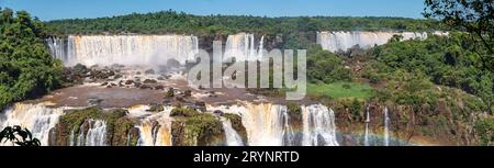 Vue panoramique sur les spectaculaires Salto Tres Mosqueteros et Salto Rivadavia au soleil, chutes d'Iguazu, Banque D'Images