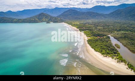 Vue aérienne du littoral de Green Coast avec eau turquoise, plage, rivière et montagnes vertes, Brésil Banque D'Images