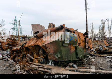 Char brûlé et bâtiments détruits de l'usine d'Azovstal à Marioupol Banque D'Images