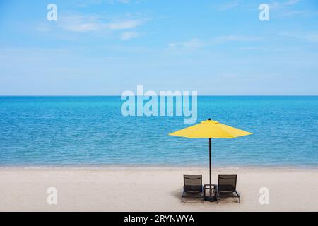 Belle plage, chaises sur le sable près de la mer, vacances d'été et concept de vacances pour le tourisme. Banque D'Images