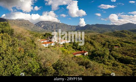 Vue aérienne panoramique du Sanctuaire Caraca avec montagnes et ciel bleu en arrière-plan, Minas Gerais, B. Banque D'Images