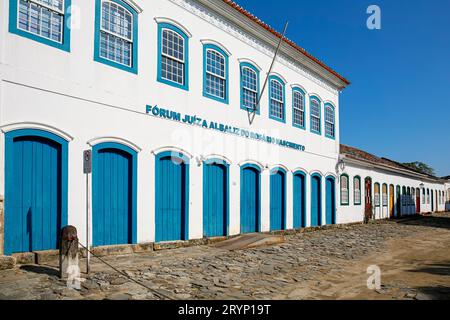 Vue sur un ensemble de maisons coloniales le long d'une rue pavée par une journée ensoleillée dans la ville historique de Paraty, Brésil, patrimoine mondial de l'UNESCO Banque D'Images