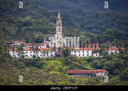 Vue aérienne du Sanctuaire Caraca entouré d'une dense forêt atlantique, Minas Gerais, Brésil Banque D'Images