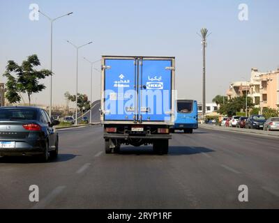 Le Caire, Égypte, septembre 11 2023 : IKEA Store Delivery vehicle on the Road, un conglomérat multinational suédois néerlandais qui conçoit et vend prêt à un Banque D'Images
