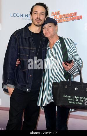 Marvin Herzsprung und Barbara Engel BEI der Premiere des Kinofilms Das fliegende Klassenzimmer im Kino in der Kulturbrauerei. Berlin, 01.10.2023 *** Marvin Herzsprung et Barbara Engel à la première du film Das fliegende Klassenzimmer au cinéma de la Kulturbrauerei Berlin, 01 10 2023 Foto:XF.xKernx/xFuturexImagex klassenzimmer 3905 crédit : Imago/Alamy Live News Banque D'Images