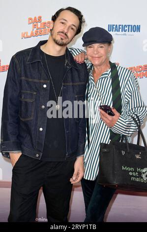 Marvin Herzsprung und Barbara Engel BEI der Premiere des Kinofilms Das fliegende Klassenzimmer im Kino in der Kulturbrauerei. Berlin, 01.10.2023 *** Marvin Herzsprung et Barbara Engel à la première du film Das fliegende Klassenzimmer au cinéma de la Kulturbrauerei Berlin, 01 10 2023 Foto:XF.xKernx/xFuturexImagex klassenzimmer 3908 crédit : Imago/Alamy Live News Banque D'Images