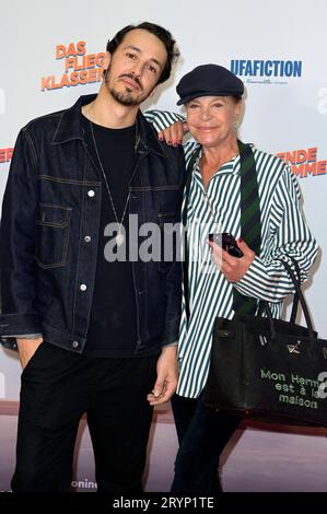 Marvin Herzsprung und Barbara Engel BEI der Premiere des Kinofilms Das fliegende Klassenzimmer im Kino in der Kulturbrauerei. Berlin, 01.10.2023 *** Marvin Herzsprung et Barbara Engel à la première du film Das fliegende Klassenzimmer au cinéma de la Kulturbrauerei Berlin, 01 10 2023 Foto:XF.xKernx/xFuturexImagex klassenzimmer 3906 crédit : Imago/Alamy Live News Banque D'Images