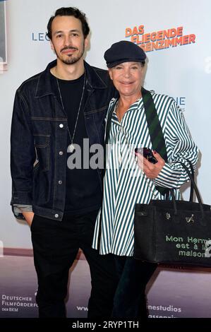 Marvin Herzsprung und Barbara Engel BEI der Premiere des Kinofilms Das fliegende Klassenzimmer im Kino in der Kulturbrauerei. Berlin, 01.10.2023 *** Marvin Herzsprung et Barbara Engel à la première du film Das fliegende Klassenzimmer au cinéma de la Kulturbrauerei Berlin, 01 10 2023 Foto:XF.xKernx/xFuturexImagex klassenzimmer 3904 crédit : Imago/Alamy Live News Banque D'Images