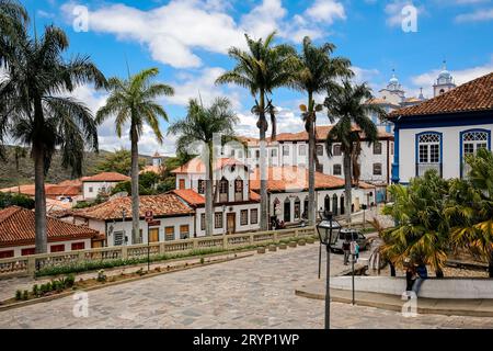 Vue sur les maisons traditionnelles et la rue bordée de palmiers dans le centre historique de Diamantina, Brésil Banque D'Images