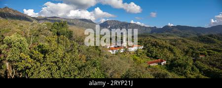 Panorama vue aérienne du Sanctuaire Caraca avec ombres, montagnes, ciel bleu en arrière-plan, Minas Gera Banque D'Images