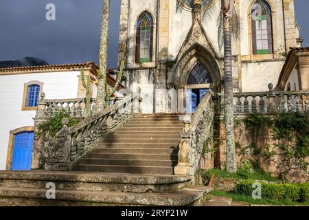 Vue sur l'escalier d'entrée de l'église au soleil, Sanctuaire Caraca, Minas Gerais, Brésil Banque D'Images